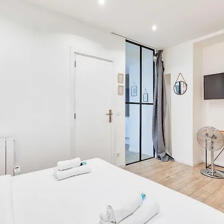 Experience Urban Life In The 10th Arrondissement Apartmán