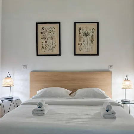 Experience Urban Life In The 10th Arrondissement Apartmán